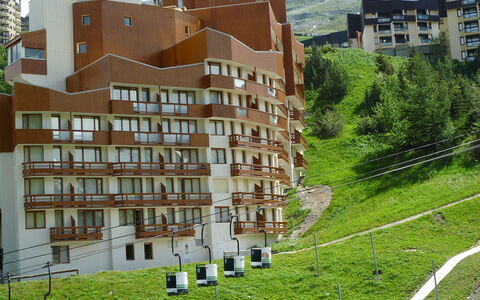 Les Menuires 500: Bâtiment, Propriété, Plante, Fenêtre, Végétation, Lot Terre, Design Urbain, Arbre, Herbe, Condominium