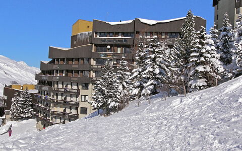 Les Menuires 500: Ciel, Bâtiment, Neige, Maison, Pente, Montagne, Biome, Design Urbain, Gelé, Paysage