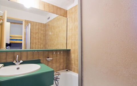 Les Menuires 500: Salle De Bains, Pièce, Propriété, Design Intérieur, Robinet, Mur, Tuile, Architecture, Luminaire Plomberie, Lavabo