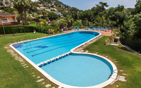 Cala Bona: L'Eau, Ciel, Ressources En Eau, Propriété, Plante, Piscine, Arbre, Bleu Azur, Bâtiment, Plan D'Eau