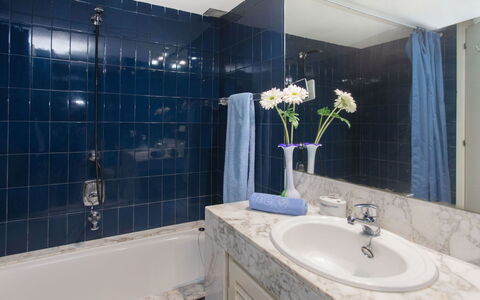 Cala Bona: Luminaire Plomberie, Robinet, Miroir, Évier, Propriété, Photographier, Lavabo, Violet, Salle De Bains, Bleu Azur