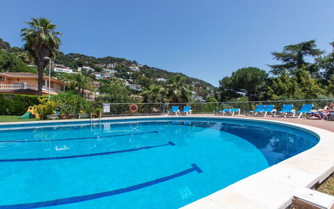 Cala Bona: L'Eau, Plante, Ciel, Piscine, Bleu Azur, Arbre, Chaise, Mobilier De Jardin, Ombre, Loisir