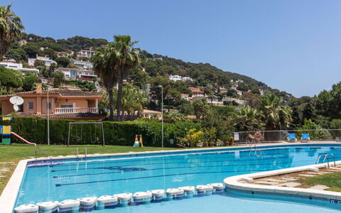 Cala Bona: L'Eau, Ciel, Plante, Bâtiment, Piscine, Bleu Azur, Bleu, Arbre, Mobilier De Jardin, Rectangle