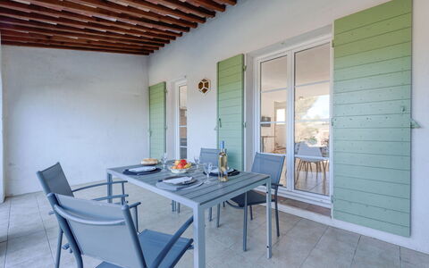 Lou Cepoun: Meubles, Propriété, Table, Bois, Chaise, Architecture, Fenêtre, Design Intérieur, Blind Fenêtre, Sol