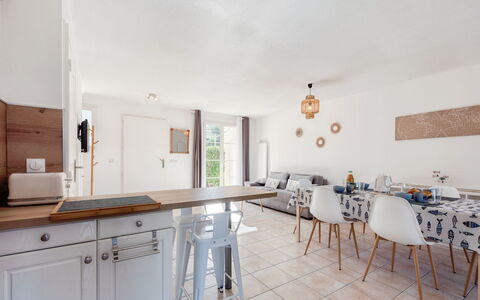 Lou Cepoun: Cabinetry, Meubles, Comptoir, Cuisine, Chaise, Bois, Appareil De Cuisine, Design Intérieur, Sol, Sol