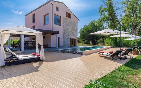 Villa Julia: Ciel, Nuage, Bâtiment, Plante, Maison, Ombre, Mobilier De Jardin, Chalet, Piscine, Arbre