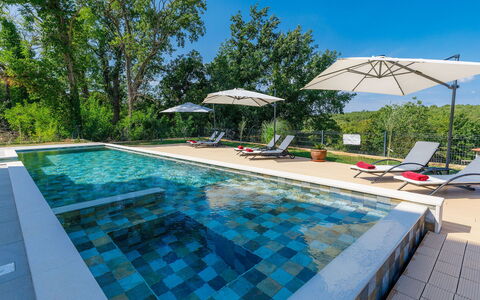 Villa Julia: L'Eau, Plante, Propriété, Ciel, Meubles, Piscine, Bleu Azur, Arbre, Ombre, Mobilier De Jardin