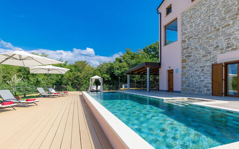 Villa Julia: L'Eau, Ciel, Nuage, Piscine, Plante, Bleu Azur, Bâtiment, Fenêtre, Ombre, Loisir