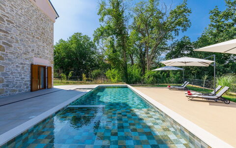 Villa Julia: L'Eau, Plante, Propriété, Bâtiment, Ciel, Piscine, Bleu Azur, Fenêtre, Ombre, Arbre
