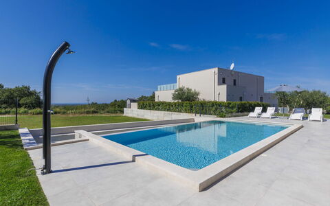 Villa Civitan: Ciel, L'Eau, Bâtiment, Piscine, Rectangle, Éclairage Public, Plante, Arbre, Design Urbain, Condominium