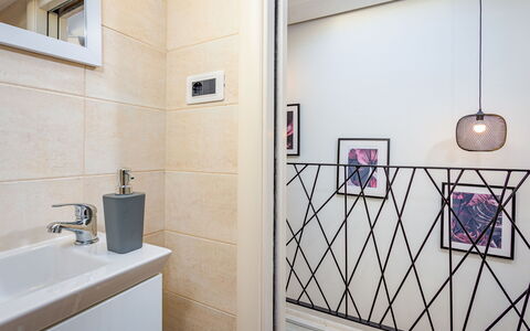 Hamara: Évier, Luminaire Plomberie, Porte, Robinet, Design Intérieur, Sol, Salle De Bains, Sol, Immobilier