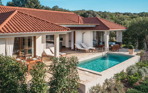 Rovinj Bale 311: Neige, Ciel, Montagne, Fenêtre, Nuage, Bâtiment, Maison, Pente, Arbre, Chalet