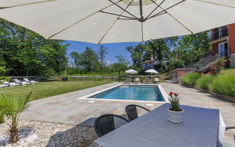 Korina: Plante, Propriété, L'Eau, Meubles, Ombre, Parapluie, Canapé, Mobilier De Jardin, Chaise, Table