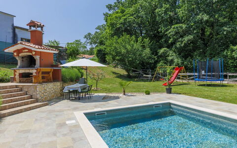 Korina: L'Eau, Plante, Ciel, Arbre, Piscine, Mobilier De Jardin, Ombre, Bâtiment, Chaise, Herbe