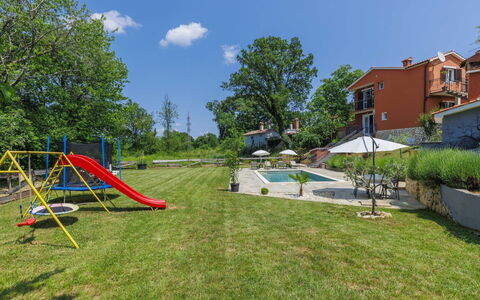 Korina: Plante, Nuage, Ciel, Ombre, Lot Terre, Arbre, Bâtiment, Herbe, Loisir, Espace Public