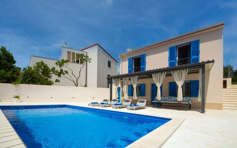 My Blue Wish: Ciel, L'Eau, Bâtiment, Nuage, Fenêtre, Plante, Bleu Azur, Piscine, Design Intérieur, Ombre