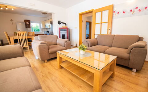 Villa Maria: Meubles, Table, Propriété, Canapé, Confort, Bois, Orange, Salon, Design Intérieur, Canapé-Lit