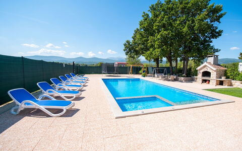 Villa Maria: Ciel, Piscine, Bâtiment, L'Eau, Rectangle, Mobilier De Jardin, Plante, Ombre, Arbre, Sol