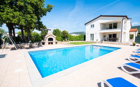 Villa Maria: L'Eau, Propriété, Ciel, Plante, Piscine, Bâtiment, Bleu, Bleu Azur, Nuage, Arbre