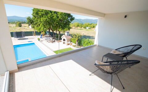 Villa Maria: Propriété, Table, Plante, Chaise, Bâtiment, Design Intérieur, Ombre, Rectangle, Fenêtre, Sol