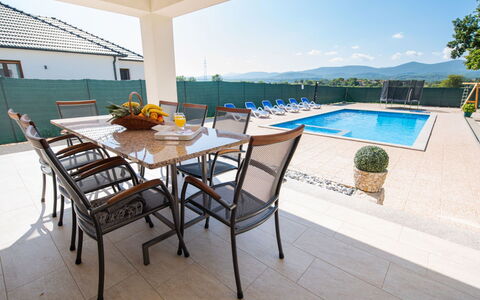 Villa Maria: Meubles, L'Eau, Table, Ciel, Plante, Chaise, Bleu Azur, Mobilier De Jardin, Piscine, Pot De Fleur