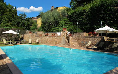 Montespertoli 630: L'Eau, Plante, Piscine, Propriété, Ciel, Nuage, Bleu Azur, Bleu, Chaise, Mobilier De Jardin