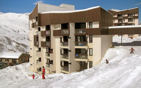Les Menuires 200: Ciel, Bâtiment, Propriété, Neige, Fenêtre, Maison, Pente, Architecture, Design Urbain, Terrain