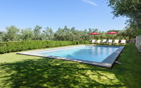 Villa Agnola: L'Eau, Ciel, Piscine, Plante, Rectangle, Ombre, Zone Résidentielle, Herbe, Arbre, Nuage