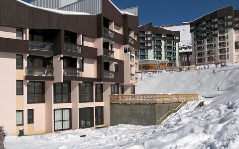 Soldanelles 413 B: Bâtiment, Jour, Propriété, Fenêtre, Neige, Ciel, Architecture, Design Urbain, Condominium, Quartier