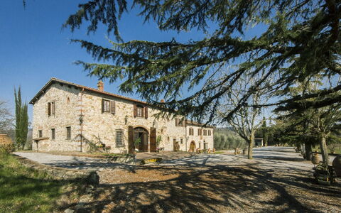 Villa Di Gaiole: Ciel, Bâtiment, Plante, Fenêtre, Arbre, Paysage Naturel, Maison, Herbe, Paysage, Chalet