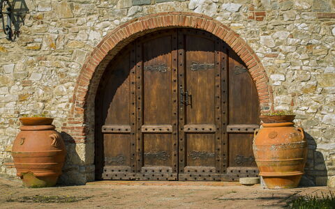 Villa Di Gaiole: Marron, Bâtiment, Porte, Bois, Brickwork, Brique, Jaune, Mur, Surface De La Route