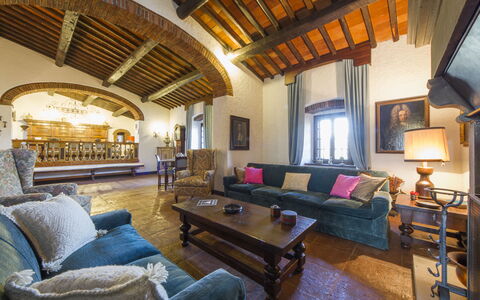 Villa Di Gaiole: Table, Canapé, Meubles, Propriété, Cadre, Fenêtre, Bâtiment, Salon, Bois, Éclairage