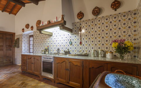 Villa Di Gaiole: Cabinetry, Comptoir, Propriété, Meubles, Évier, Robinet, Bâtiment, Armoire De Toilette, Cuisine, Bois