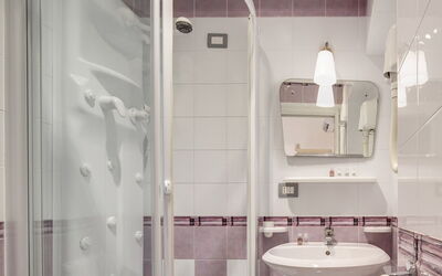 Trilocale Superior Wave: Miroir, Robinet, Luminaire Plomberie, Lavabo, Évier, Propriété, Salle De Bains, Design Intérieur, Sol, Sol