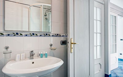 Bilocale Superior Wave: Robinet, Luminaire Plomberie, Évier, Propriété, Bleu, Bâtiment, Lavabo, Porte, Salle De Bains, Violet