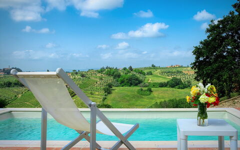 Villa Pianora: L'Eau, Nuage, Ciel, Plante, La Nature, Bleu Azur, Mobilier De Jardin, Chaise, Fleur, Piscine
