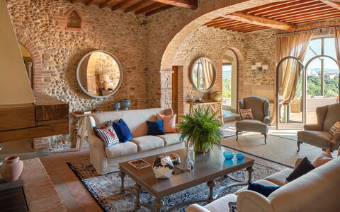 Sole Del Chianti: Table, Meubles, Plante, Propriété, Canapé, Salon, Design Intérieur, Éclairage, Plante D'Appartement, Chaise