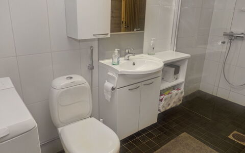 Rukan Pramea: Lavabo, Salle De Bains, Siège De Toilette, Évier, Luminaire Plomberie, Sol, Toilette, Sol, Design Intérieur, Armoire De Toilette