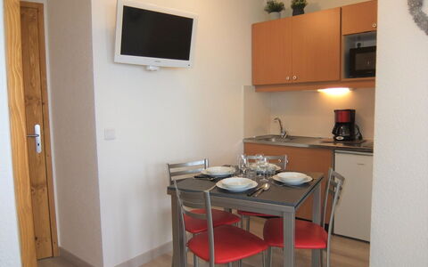 Les Menuires 350: Propriété, Meubles, Table, Bâtiment, Bois, Design Intérieur, Éclairage, Cabinetry, Chaise, Sol