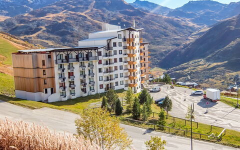 Les Menuires 350: Ciel, Bâtiment, Montagne, Jour, Propriété, Plante, La Nature, Pente, Design Urbain, Paysage