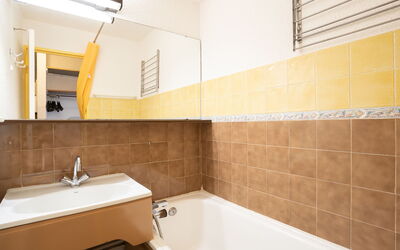 Logement:&nbsp;Médian 330 350.3