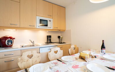 Logement:&nbsp;Médian 330 350.3