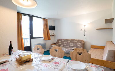 Logement:&nbsp;Médian 330 350.3