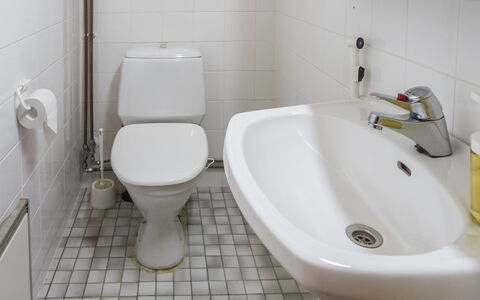 Mänty: Siège De Toilette, Salle De Bains, Toilette, Luminaire Plomberie, Lavabo, Sol, Évier, Sol, Design Intérieur, Robinet