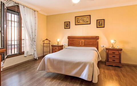 Villa Anita: Meubles, Design Intérieur, Sol, Sol, Bois, Chambre, Lit, Parquet, Pièce, Plafond