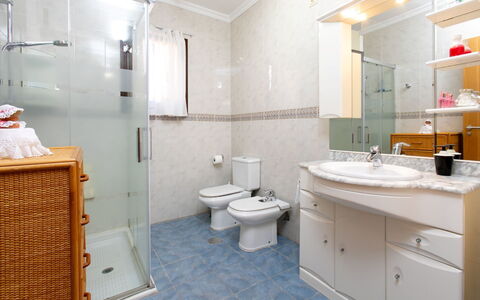 Villa Anita: Lavabo, Luminaire Plomberie, Évier, Sol, Salle De Bains, Sol, Design Intérieur, Armoire De Toilette, Robinet, Cabinetry