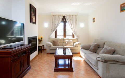 Villa Anita: Meubles, Design Intérieur, Canapé, Sol, Sol, Salon, Bois, Pièce, Plafond, Table