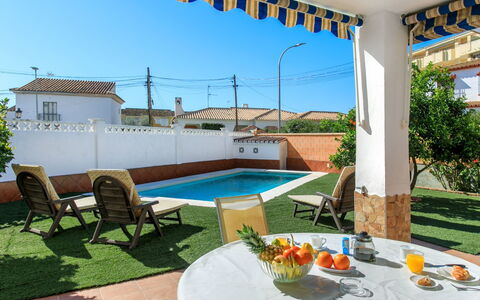 Villa Anita: Piscine, Mobilier De Jardin, Loisir, Recours, Balcon, Patio, Eco Hôtel, Chaise, Plante D'Appartement, Ombre