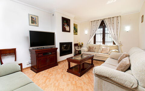 Villa Anita: Meubles, Design Intérieur, Canapé, Sol, Sol, Salon, Pièce, Plafond, Table