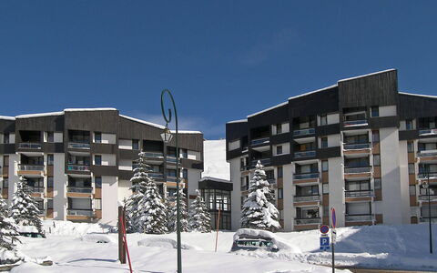 Les Menuires 520: Ciel, Bâtiment, Neige, Éclairage Public, Pente, Design Urbain, Condominium, Maison, Arbre, Gelé